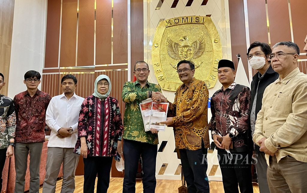 Ketua Badan Pengkajian MPR Djarot Saiful Hidayat menyerahkan hasil kajian pembentukan Pokok-pokok Haluan Negara dan diterima oleh Ketua Komisi Pemilihan Umum Hasyim Asyari di Kantor KPU Jakarta, Rabu (21/9/2022).