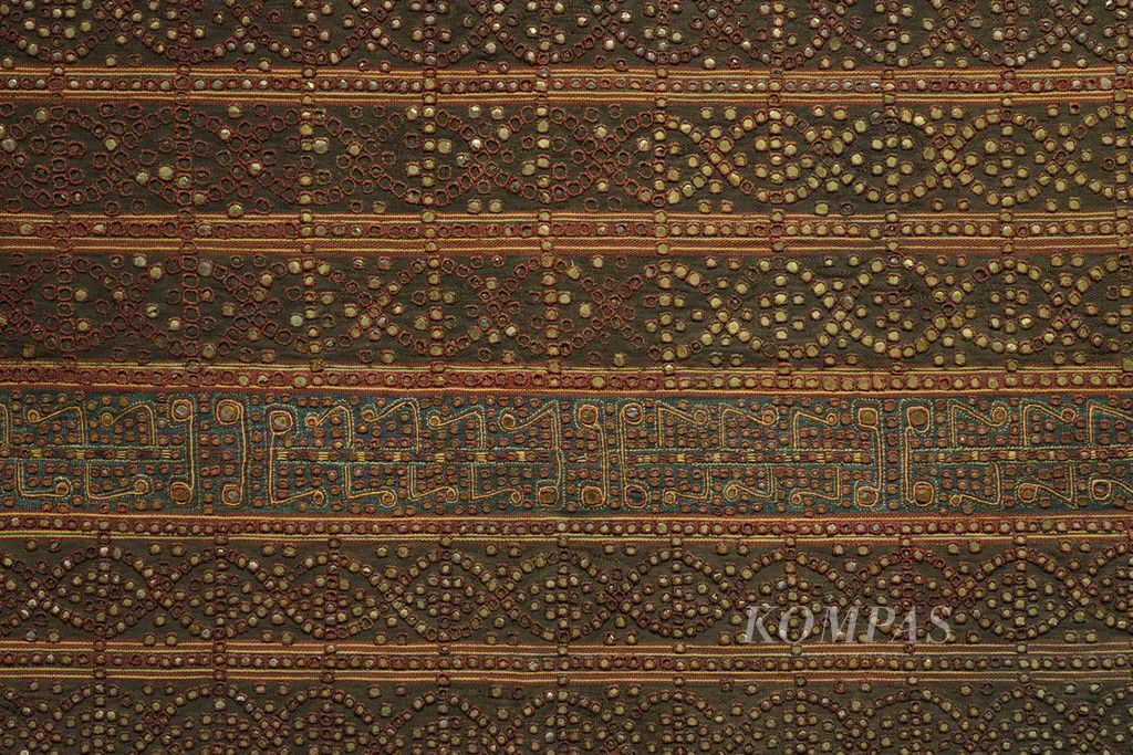 Tapis kaco tenun Lampung dipamerankan dalam Nuansa Kemilau Wastra Tenun Indonesia yang menampilkan kain tenun asal Sumatera, Timor, dan Sulawesi di Museum Tekstil Jakarta mulai 20 Juli hingga 31 Agustus 2022. 