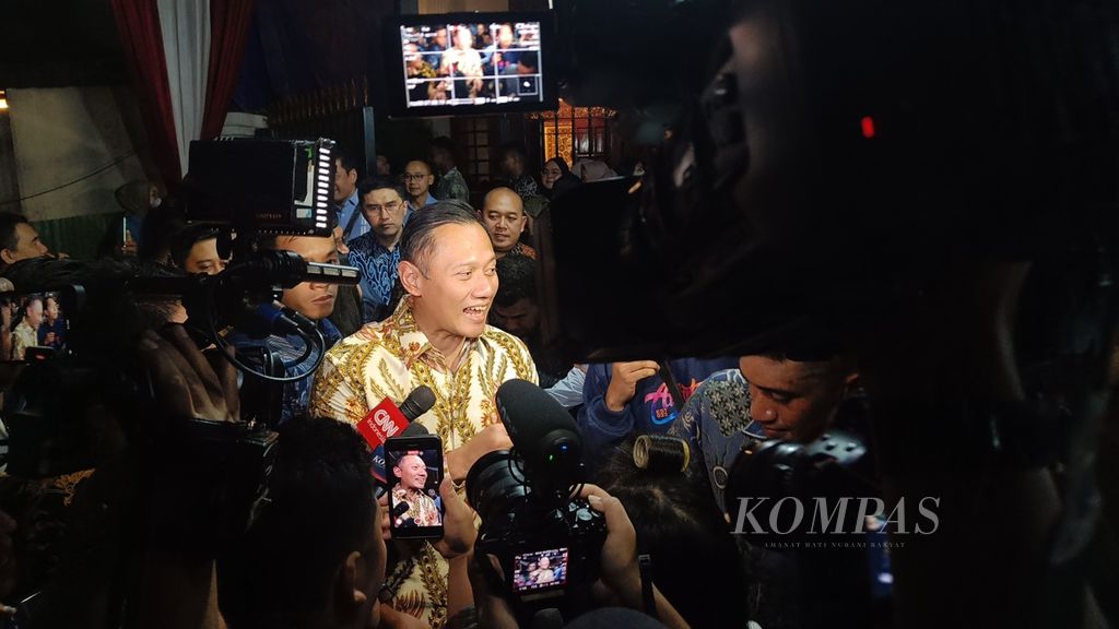 Ketua Umum Partai Demokrat Agus Harimurti Yudhoyono saat memberikan keterangan pada media seusai buka puasa bersama di Rumah Prabowo Subianto, Jalan Kertanegara IV, Jakarta, Rabu (20/3/2024).