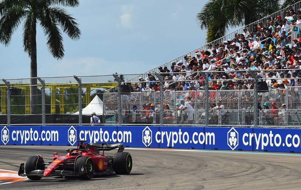 Pebalap Ferrari Charles Leclerc memacu mobilnya saat Grand Prix Formula 1 seri Miami di Sirkuit Internasional Miami, Miami Gardens, Florida, AS, Minggu (8/5/2022). 