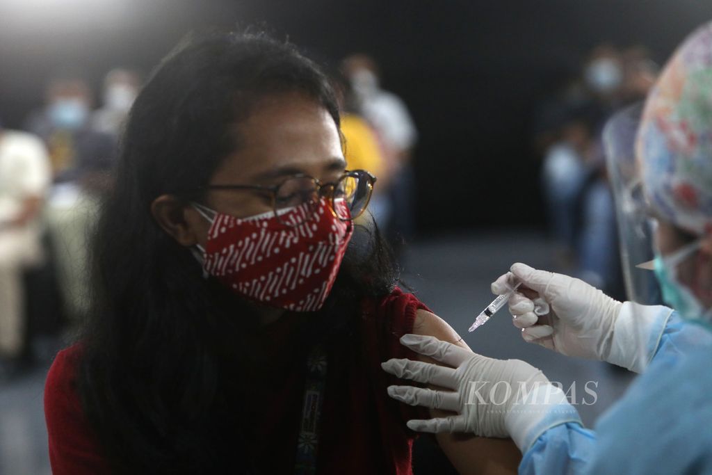 Tenaga medis menyuntikkan vaksin Covid-19 dosis ketiga (<i>booster</i>) kepada pekerja di Menara Kompas, Jakarta, Selasa (25/1/2022). Vaksin <i>booster</i> produksi Pfizer ini diberikan kepada mereka yang pada vaksinasi pertama dan kedua telah mendapat vaksin Sinovac. Vaksin <i>booster</i> dinilai ampuh dalam menangkal Covid-19 varian Omicron. 