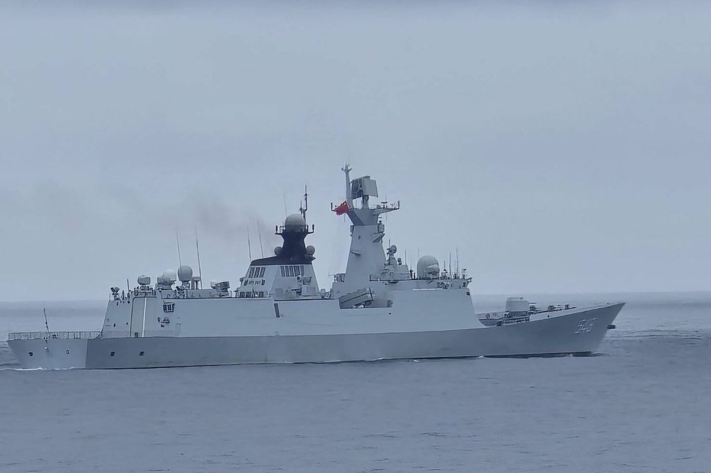 Salah satu kapal perang China dalam latihan Pedang Gabungan-2024A di Pulau Penjia, Kamis (23/5/2024).