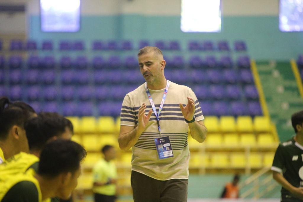 Pelatih Bintang Timur Surabaya Suso Rey berbincang dengan para pemainnya saat pertandingan perdana Liga Futsal Profesional Indonesia 2023 antara BTS melawan Giga FC Kota Metro Lampung di GOR POPKI, Cibubur, Jakarta Timur, Sabtu (7/1/2023). BTS menang, 3-0.