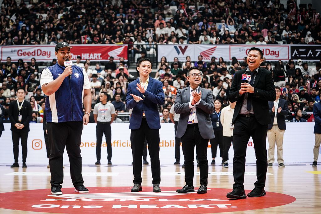 Menteri Pemuda dan Olahraga Dito Ariotejo (kiri) bersama pendiri DBL Indonesia, Azrul Ananda (kanan), dalam pembukaan partai final DBL Indonesia 2023, Jumat (17/11/2023), di Indonesia Arena, Jakarta. 