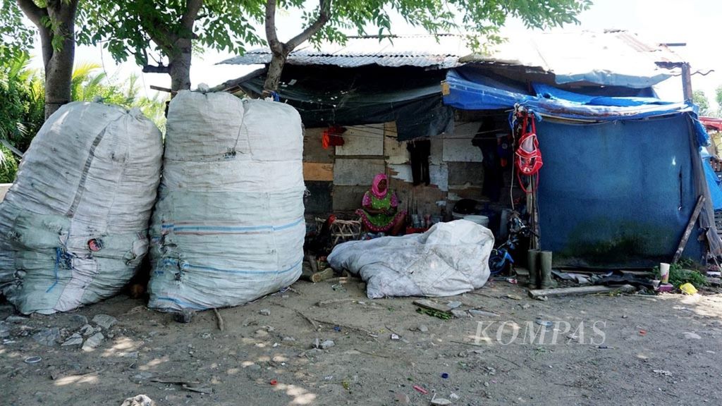 Muliana (31) saat berada di rumahnya di Gampong Jawa, Kecamatan Kutaraja, Banda Aceh, Provinsi Aceh, Minggu (15/7/2018). Muliana adalah keluarga pemulung yang bergantung hidup dari sampah-sampah plastik yang dikumpulkan dari tempat pembuangan akhir sampah. Hingga Maret 2018, jumlah penduduk miskin di Aceh mencapai 839.000 orang atau 15,97 persen. Aceh menjadi provinsi dengan penduduk miskin terbesar di Pulau Sumatera.