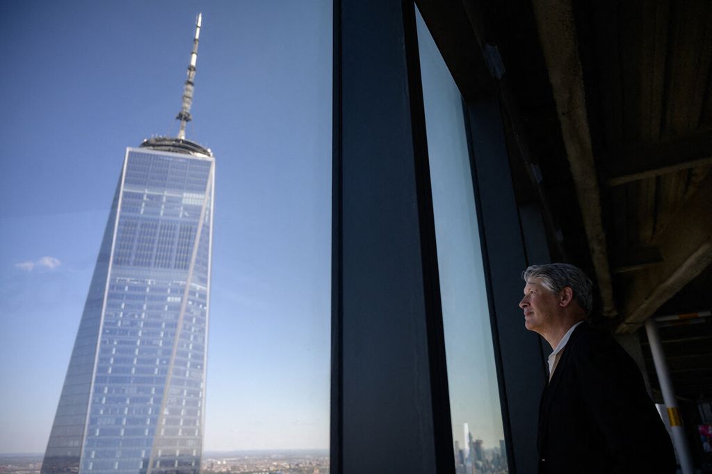 Arsitek One World Trade Center, Kenneth Lewis, memandang "Freedom Tower" di New York, Amerika Serikat, Jumat (23/4/2021). Gedung pencakar langit ini adalah pengganti Menara Kembar WTC New York. 