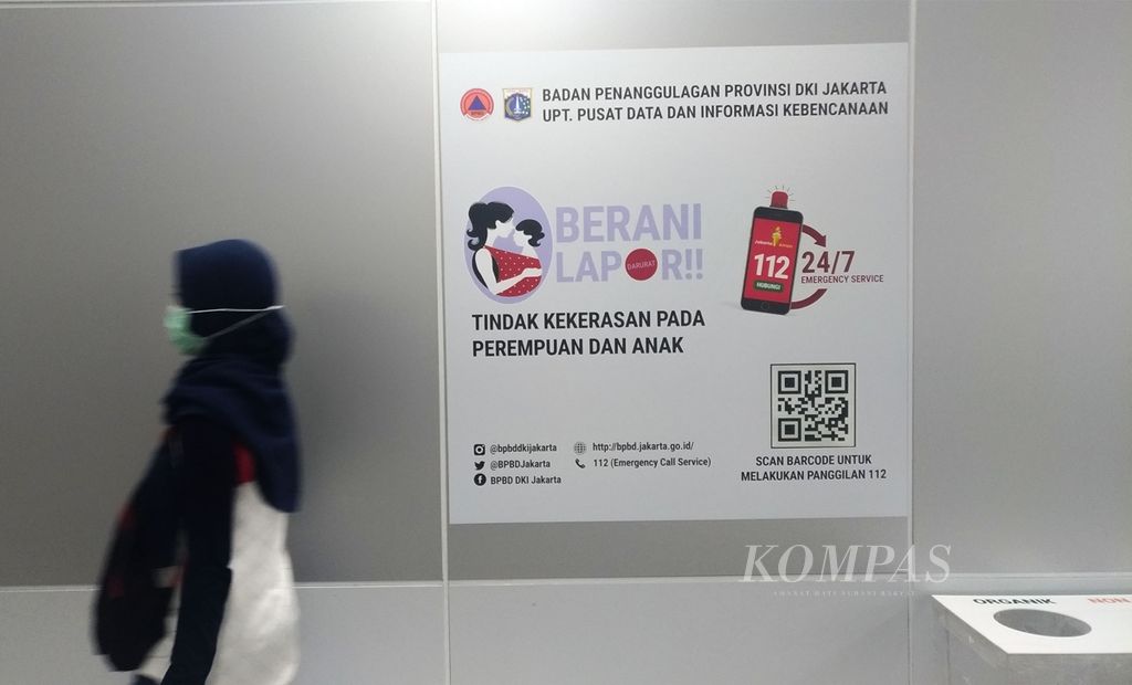 Iklan pemberitahuan nomor darurat untuk laporan kekerasan pada perempuan dan anak terpasang di Stasiun MRT Bundaran HI, Jakarta, Jumat, 11 Oktober 2019. 