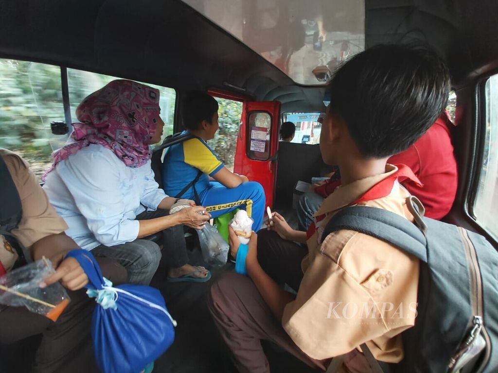Suasana di dalam mikrolet JakLingko, dekat Lebak Bulus, Jakarta Selatan, akhir 2019.