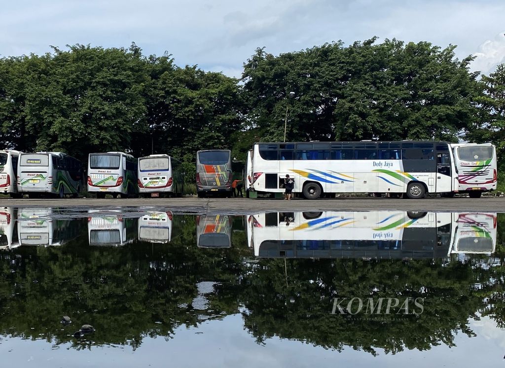 Warga beraktivitas di sekitar bus yang terparkir di Terminal Kota Tegal, Jawa Tengah, Jumat (26/3/2021). Selama pandemi, sejumlah perusahaan otobus memilih untuk tidak memberangkatkan busnya karena sepi penumpang. 