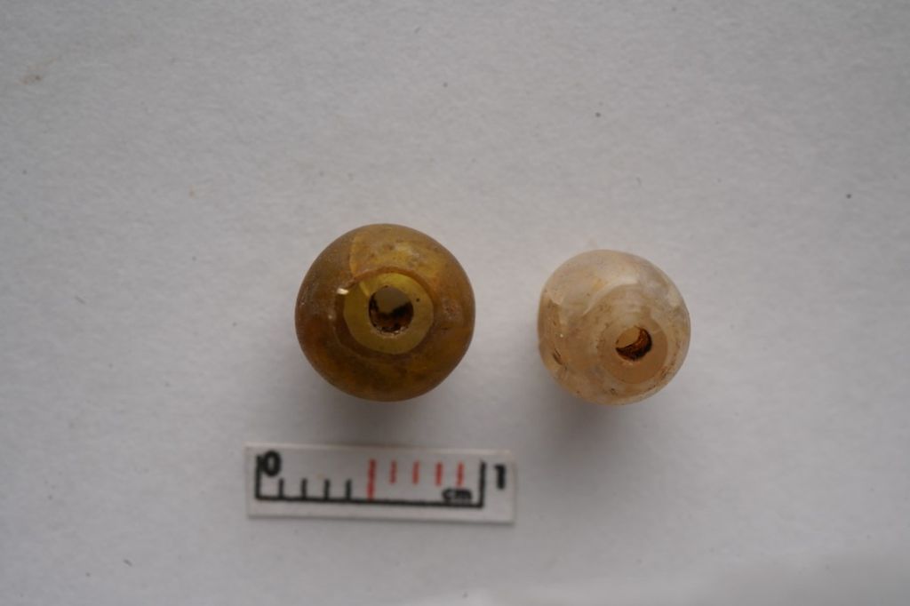 Manik-manik kaca berlapis emas dan perak yang ditemukan saat penggalian arkeologi Situs Bongal di Tapanuli Tengah, 14-23 Februari 2022.