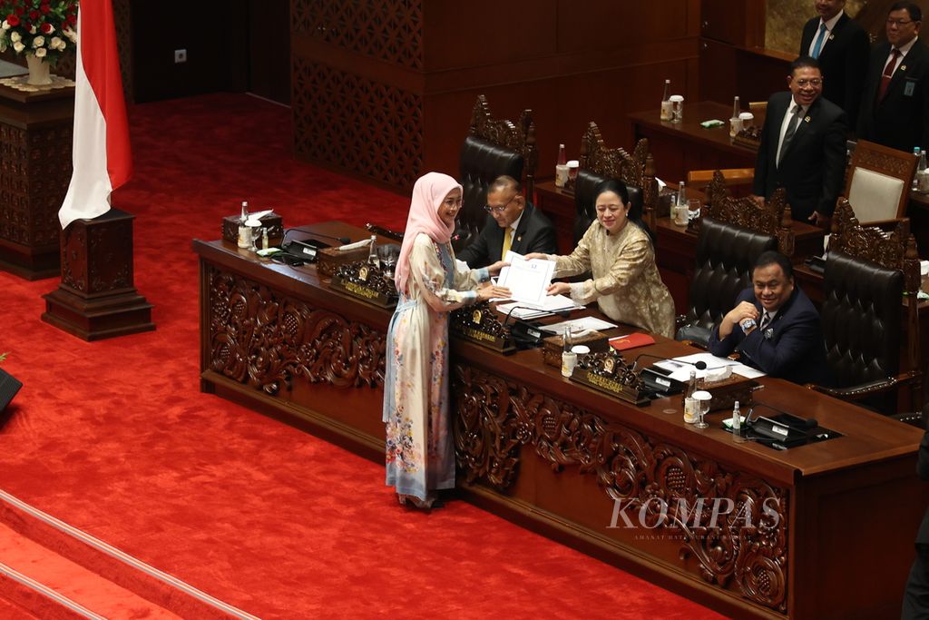 Perwakilan Fraksi Partai Amanat Nasional Desy Ratnasari (kiri) menyerahkahkan pandangan fraksi terkait revisi UU Watimpres kepada Ketua DPR Puan Maharani di Kompleks Parlemen, Senayan, Jakarta, Kamis (11/7/2024). DPR secara resmi menyetujui revisi UU No 19/2006 tentang Dewan Pertimbangan Presiden (UU Wantimpres) menjadi RUU usul inisiatif DPR. 