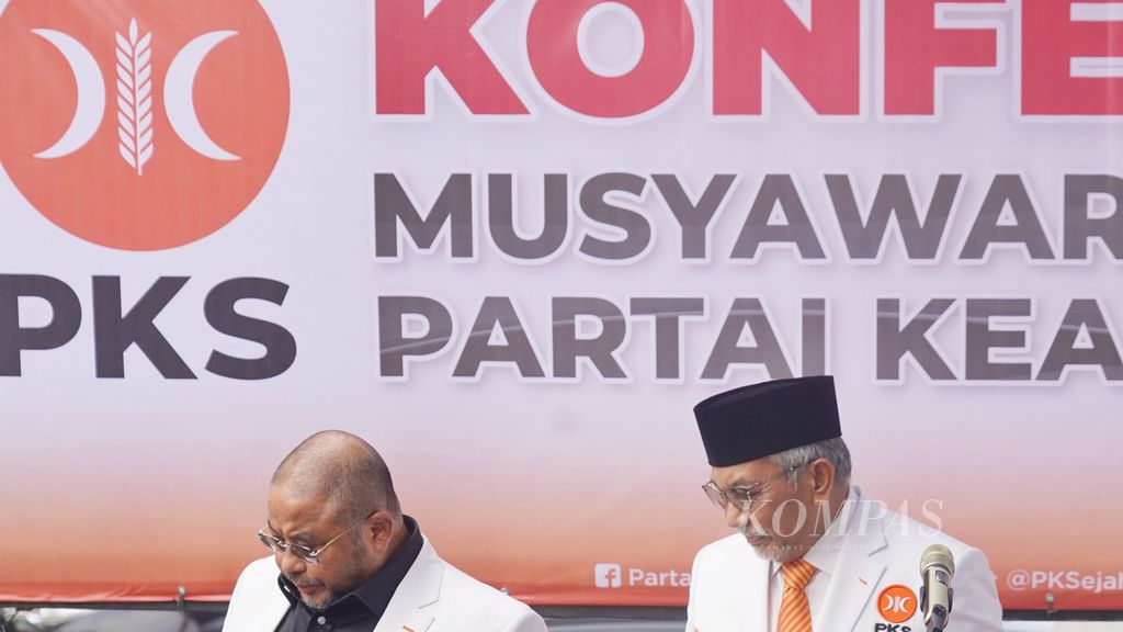 Presiden Partai Keadilan Sejahtera (PKS) Ahmad Syaikhu (kanan) didampingi Sekretaris Jenderal PKS Aboe Bakar Al Habsyi (kiri) di Kantor DPP PKS, Jakarta, Sabtu (10/8/2024). PKS membuka opsi tak lagi mengusung Anies Baswedan di Pilkada Jakarta.  