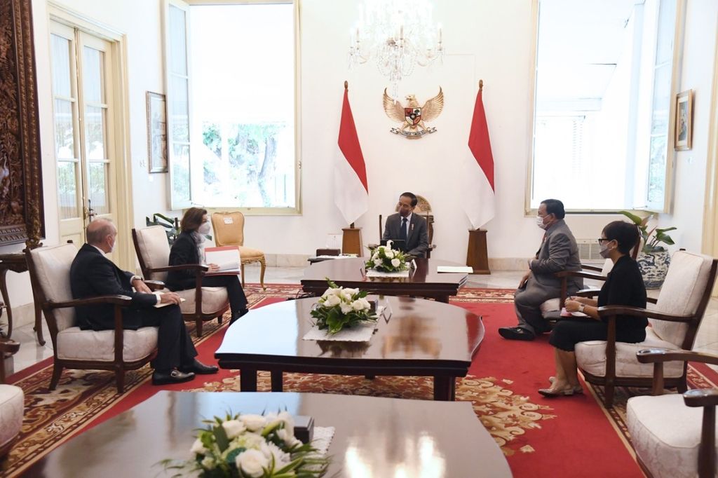 Presiden Joko Widodo saat menerima kunjungan Menteri Angkatan Bersenjata Republik Perancis Florence Parly, di Istana Merdeka, Jakarta, Kamis (10/2/2022). Dalam pertemuan tersebut, Presiden Jokowi didampingi Menteri Luar Negeri Retno Marsudi dan Menteri Pertahanan Prabowo Subianto. 