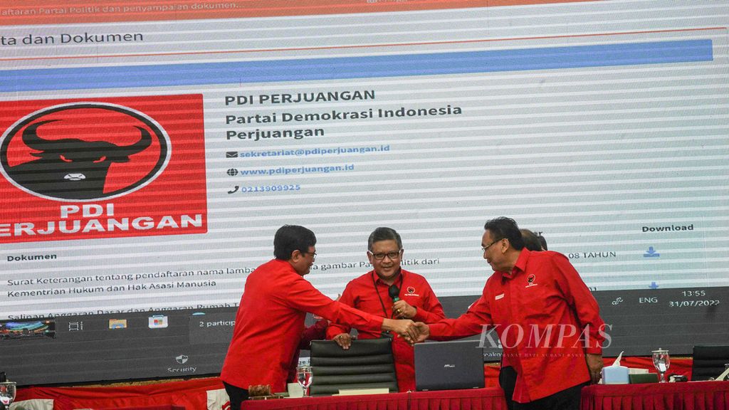 Para pimpinan DPP PDIP saling berjabatan seusai melakukan Submit Data PDI Perjuangan Calon Peserta Pemilu 2024 pada Sispol Komisi Pemilihan Umum (KPU) di Kantor DPP PDIP, Jakarta, Minggu (31/7/2022). 
