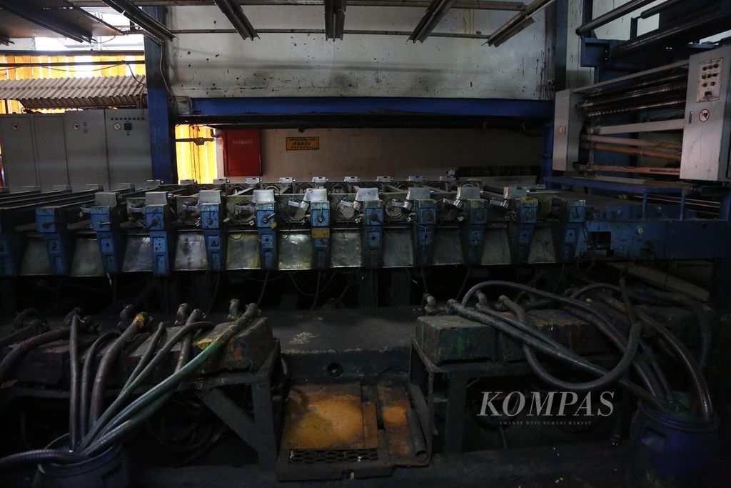 Kondisi salah satu mesin produksi tekstil yang tidak dioperasikan oleh pabrik tekstil di Majalaya, Kabupaten Bandung, Jawa Barat, karena kurangnya order yang masuk, Kamis (30/3/2023). 