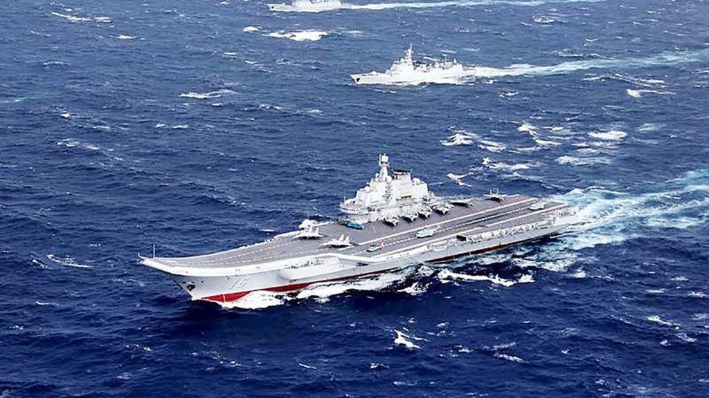 Kapal induk China Liaoning diiringi sejumlah kapal lain berpatroli di Laut China Selatan pada bulan Desember 2016. 