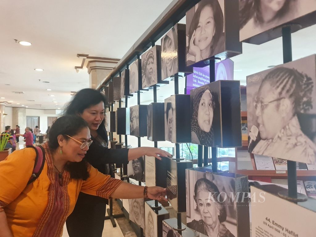 Wakil Ketua LPSK Livia Iskandar dan aktivis perempuan dari Sumba, Martha Hebi, menyaksikan foto perempuan pembela HAM yang dipajang pada Puncak Perayaan Hari Ulang Tahun Ke-25 Komnas Perempuan, Rabu (15/11/2023), di Hotel Grand Sahid Jakarta.