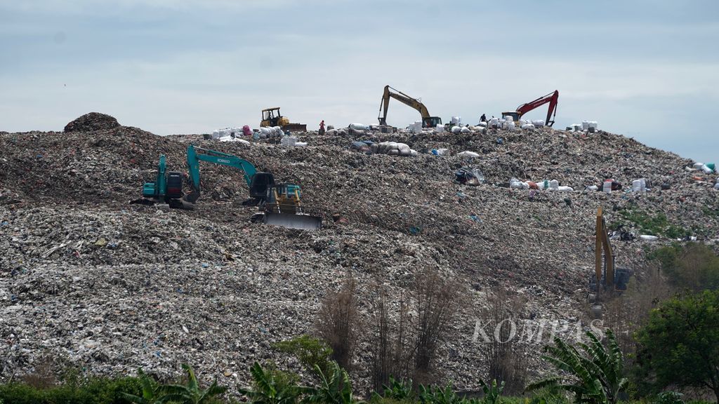 Aktivitas Tempat Pembuangan Akhir (TPA) Burangkeng sudah melebihi kapasitas lahan yang tersedia di Kecamatan Setu, Kabupaten Bekasi, Jawa Barat, Rabu (8/2/2023). Sekitar 400 truk dari berbagai wilayah di Kabupaten Bekasi menurunkan sampah di lokasi tersebut.