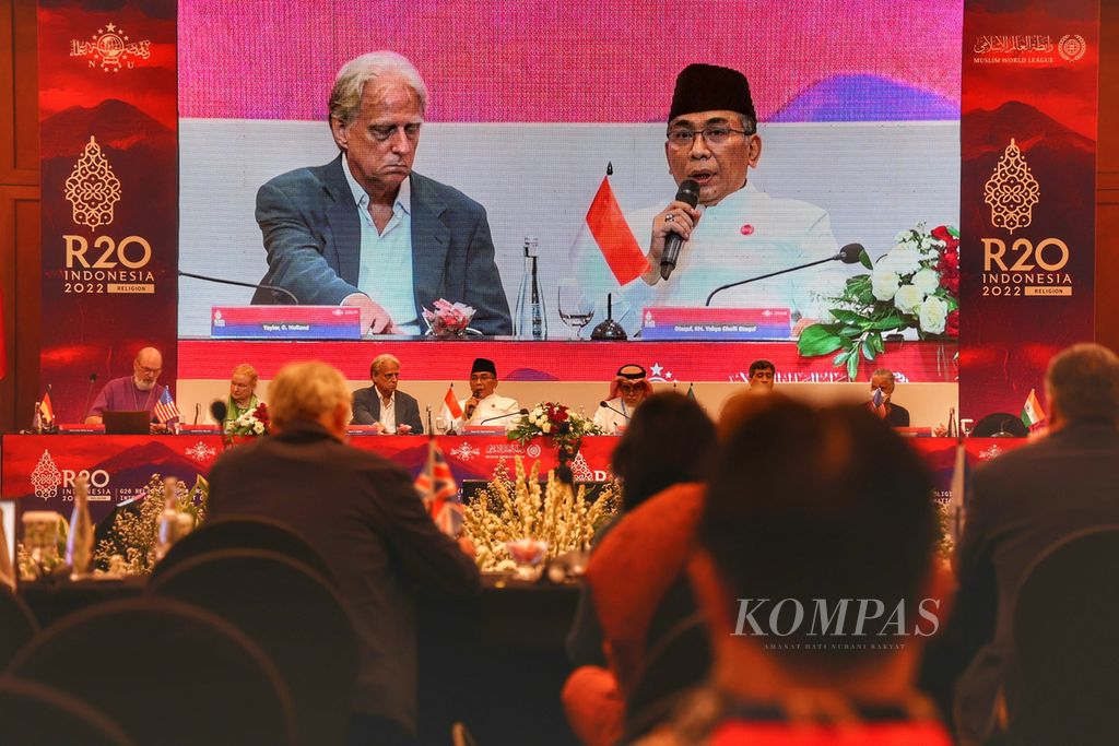 Ketua Umum Pengurus Besar Nahdlatul Ulama KH Yahya Cholil Staquf (tengah) berbicara dalam konferensi G20 Religion Forum (R20) di Hotel Hyatt, Sleman, DI Yogyakarta, Jumat (4/11/2022). 