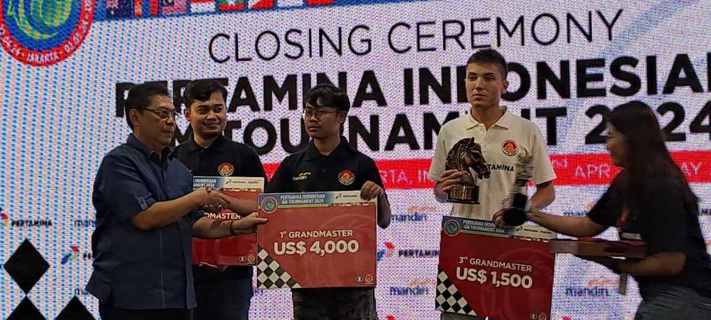 Pecatur Indonesia, IM Aditya Bagus Arfan (tengah), mendapat ucapan selamat dari Ketua Umum PB Percasi Utut Adianto (kiri) seusai menjuarai ajang Pertamina Indonesia GM Tournament 2024, Rabu (1/5/2024), di Jakarta. GM Novendra Priasmoro (kedua dari kiri) menjadi pemenang kedua dan GM Temur Kuybokarov dari Australia di posisi ketiga.