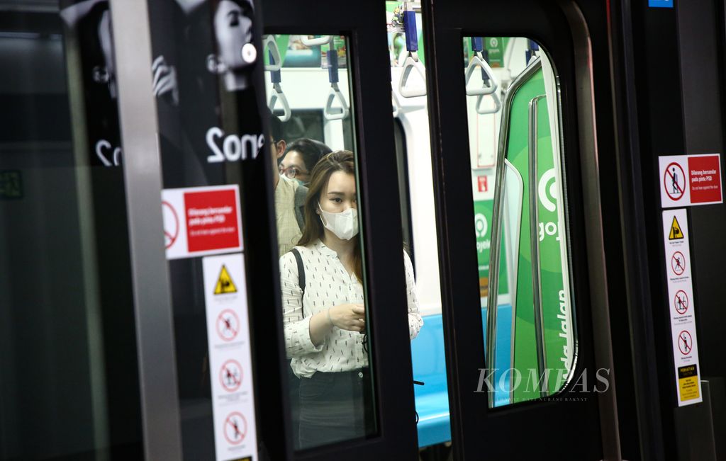 Penumpang MRT mengenakan masker saat berada di Stasiun MRT Bundaran Hotel Indonesia, Jakarta Pusat, Selasa (3/3/2020). 
