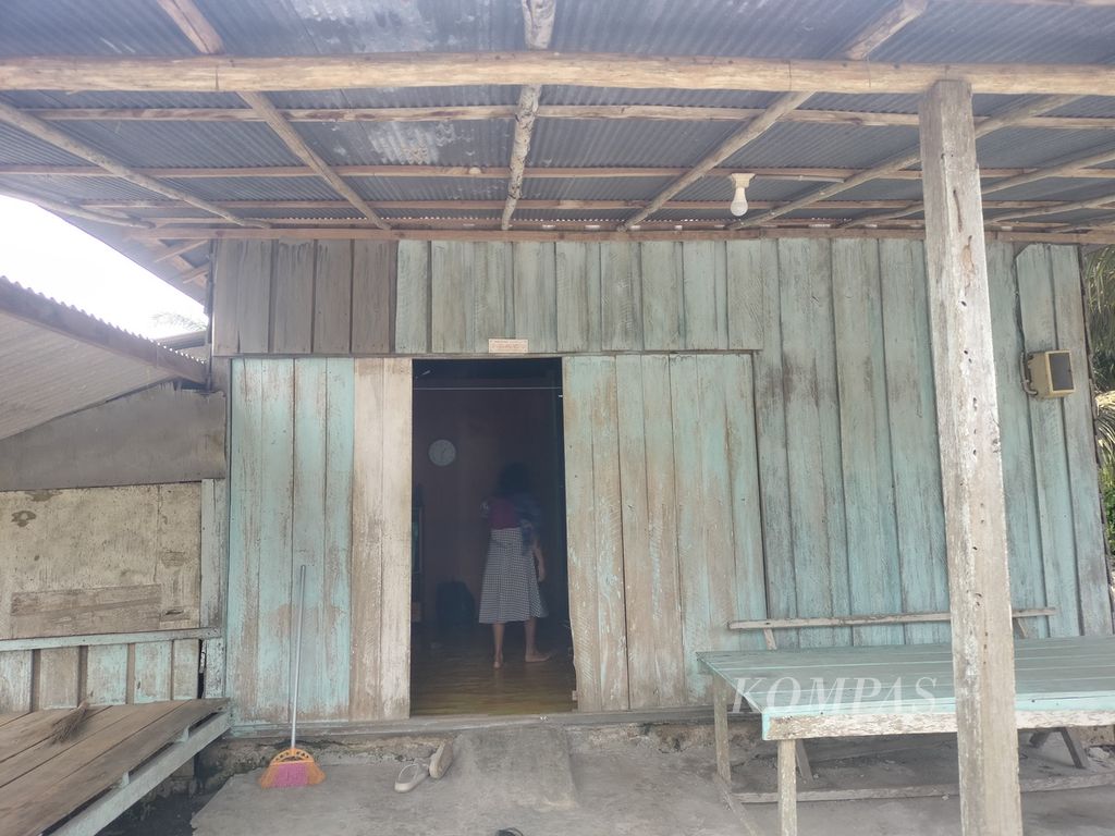 Margaretha Maria (49), warga Penyang yang kerabatnya ditangkap polisi lantaran dituduh mencuri sawit masuk ke dalam rumah, pada Rabu (8/5/2024). Konflik lahan berujung pada penangkapan warga di Kotawaingin Timur, Kalimantan Tengah.