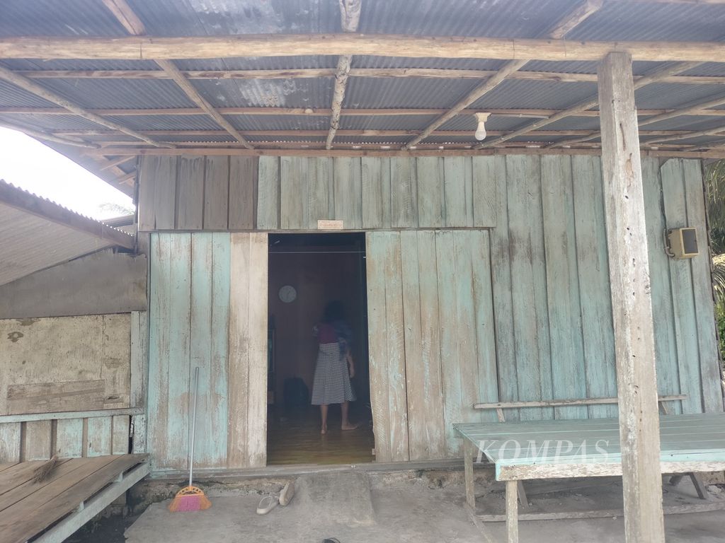 Margaretha Maria (49), a resident of Penyang whose relatives were arrested by police for allegedly stealing palm oil and bringing it into their house on Wednesday (8/5/2024). Land conflicts have led to the arrest of residents in Kotawaingin Timur, Central Kalimantan.