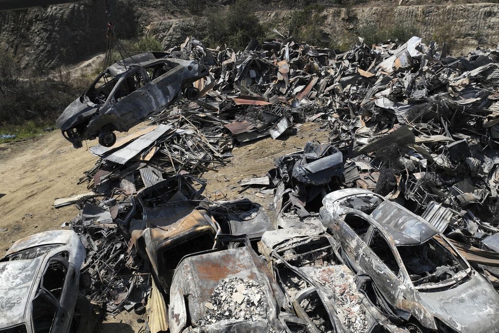 Mobil yang hangus terbakar akibat kebakaran hutan dan lahan dibuang di Villa Independencia, Valparaiso, Chile, Senin (5/2/2024). 