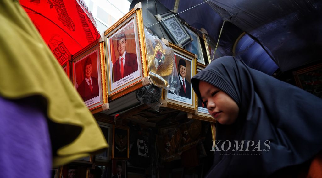 Foto Prabowo Subianto dan Gibran Rakabuming Raka sebagai Presiden dan Wakil Presiden 2024-2029 dijual di salah satu lapak pedagang poster dan lukisan di kawasan Pasar Baru, Jakarta, Minggu (31/3/2024). 