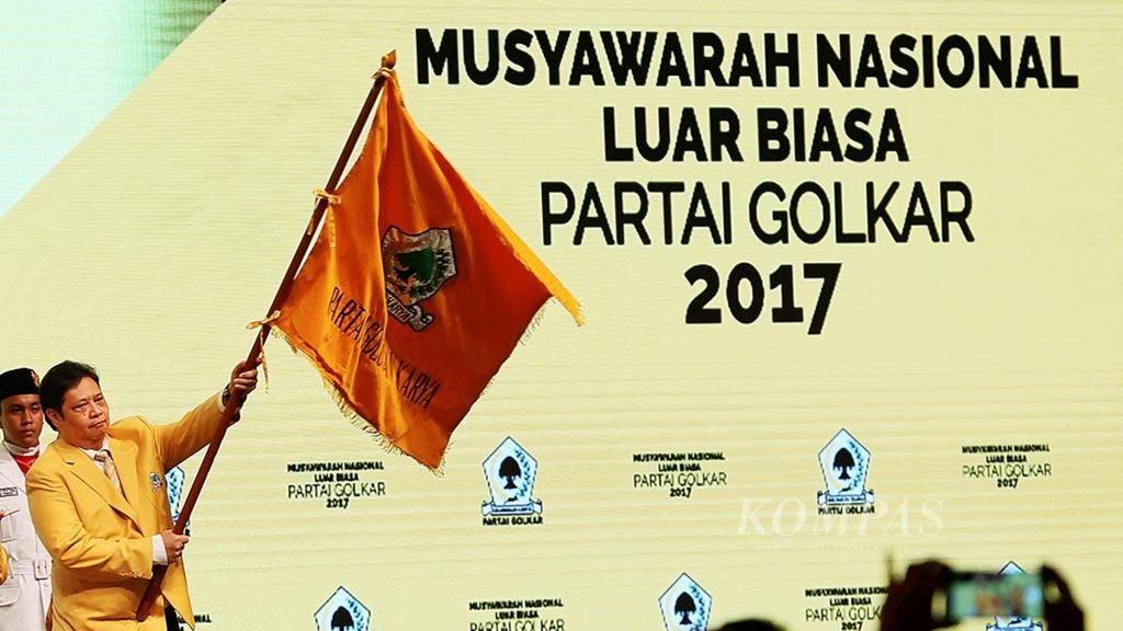 Ketua Umum Partai Golkar Airlangga Hartarto mengibarkan bendera partai yang diterimanya dalam penutupan Musyawarah Nasional Luar Biasa Partai Golkar di Jakarta, Rabu (20/12/2017).