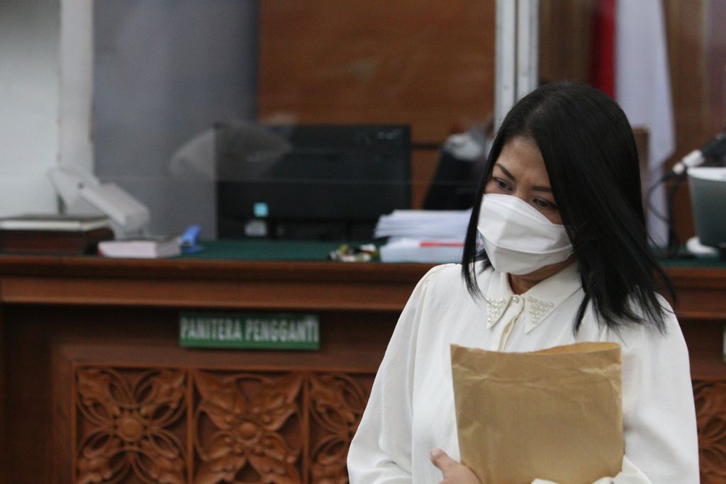 Putri Candrawathi meninggalkan ruang sidang setelah proses persidangan diskors di Pengadilan Negeri Jakarta Selatan, 8 November 2022. Dalam sidang lanjutan kasus pembunuhan berencana Nofriansyah Yosua Hutabarat itu, suami Putri, yakni Ferdy Sambo, menjadi terdakwa.  