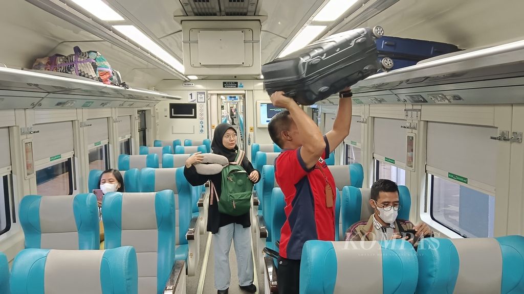 Pemudik pulang ke kampung halaman menggunakan Kereta Api Malabar di Stasiun Bandung, Kota Bandung, Jumat (5/4/2024). Kereta ini tujuan Yogyakarta hingga Malang.