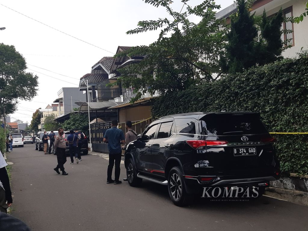 Suasana di depan rumah Kepala Divisi Profesi dan Pengamanan (nonaktif) Polri Inspektur Jenderal Ferdy Sambo, Jalan Duren Tiga Utara, Jakarta Selatan, Sabtu (23/7/2022).