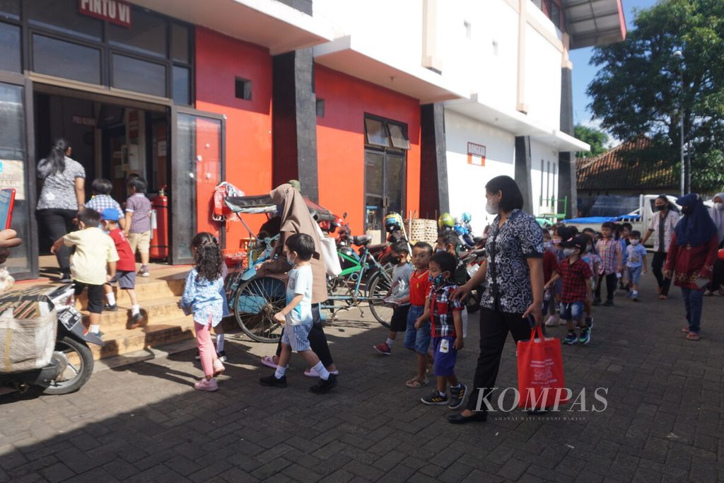 Berbaris masuk ke Pasar Manis, Purwokerto.