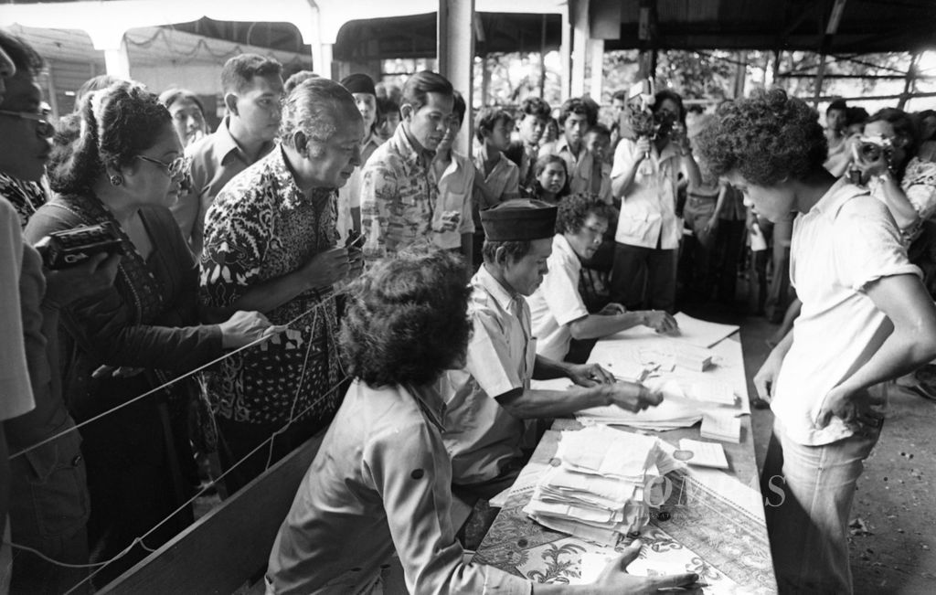 Sejak pukul 08.00, hampir semua penduduk yang mempunyai hak memberikan suara telah membanjiri tempat-tempat pemungutan suara untuk melaksanakan Pemilu 1977, Senin (2/5/1977).