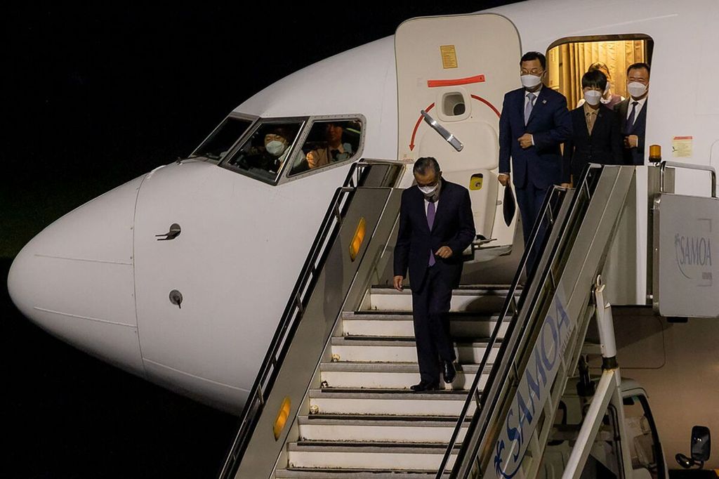 Menteri Luar Negeri China Wang Yi turun dari pesawat yang membawanya mendarat di Bandar Udara Internasional Apia untuk kunjungan resmi di Samoa, Jumat (27/5/2022). 