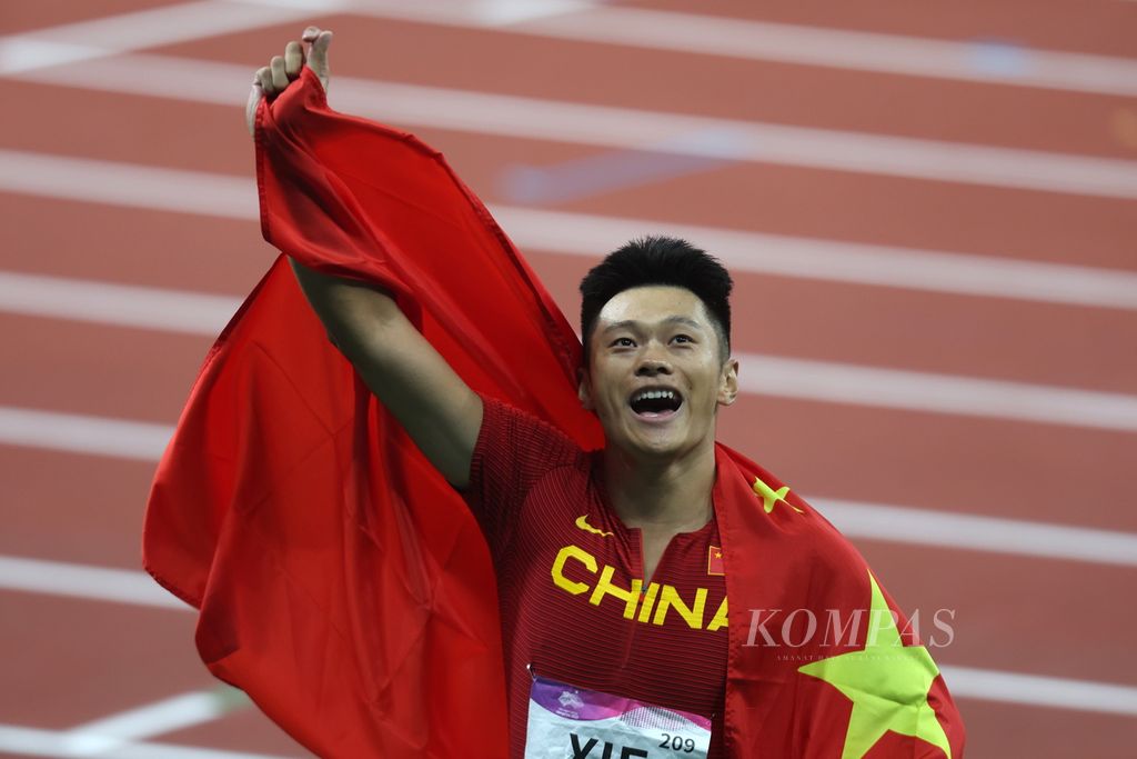 Pelari China, Xie Zhenye menyapa penonton setelah memenangi final nomor 100 meter putra Asian Games Hangzhou 2022 di Stadion Utama Hangzhou, Provinsi Zhejiang, China, Sabtu (30/9/2023). Xie Zhenye mencatatkan waktu 9,97 detik, sedangkan pelari Indonesia, Lalu Muhammad Zohri berada di urutan ke-6 dengan catatan waktu 10,16 detik. 