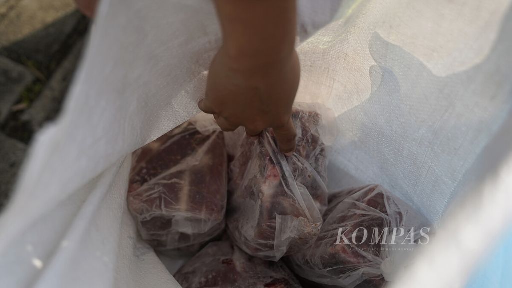 Warga memasukkan daging beku dalam operasi pasar Perum Bulog di Rumah Pangan Kita, Jalan Gatot Subroto, Jakarta, Senin (10/5/2021). Daging beku sapi dijual seharga Rp 80.000 per kilogram, sedangkan daging beku kerbau dijual Rp 75.000 per kilogram. Sebanyak 7 ton daging beku kerbau dan 6.800 kilogram daging beku sapi terjual dalam operasi pasar tersebut. Operasi pasar digelar dua hari untuk memastikan ketersediaan pasokan pangan dan menjamin tidak bergejolaknya harga daging menjelang Lebaran. 