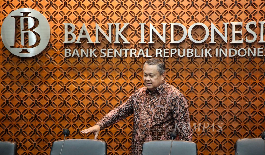 Gubernur Bank Indonesia Perry Warjiyo bersiap memulai konferensi pers hasil Rapat Dewan Gubernur BI di Jakarta, Rabu (17/1/2024).