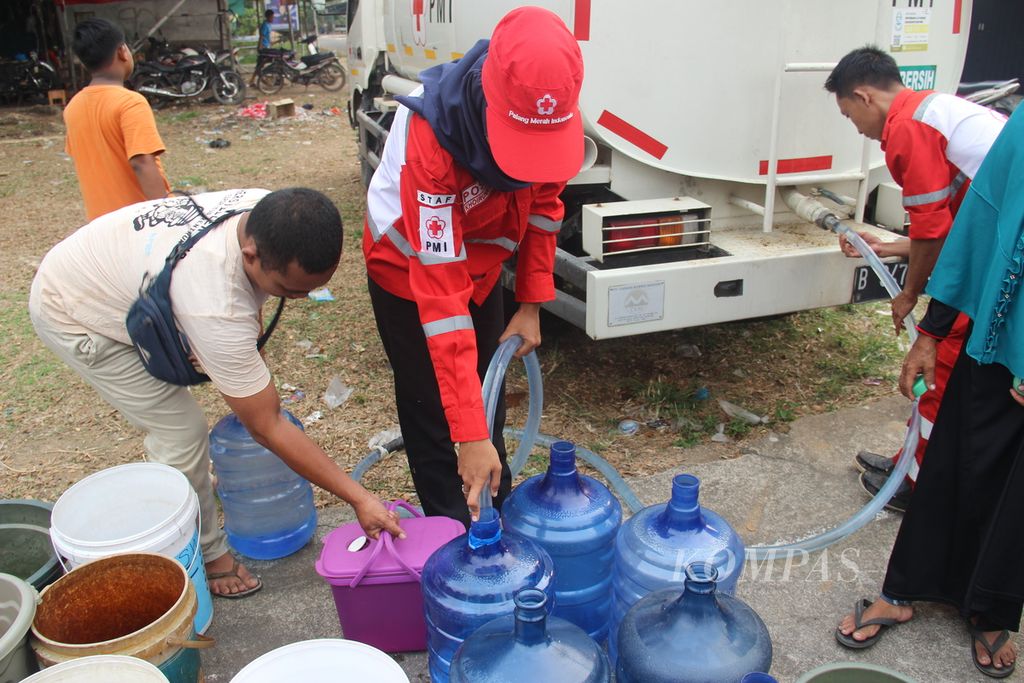 Petugas Palang Merah Indonesia Provinsi Kalimantan Barat mendistribusikan air bersih kepada warga di Desa Rasau Jaya Umum, Kecamatan Rasau Jaya, Kabupaten Kubu Raya, Kalbar, Selasa (5/9/2023).