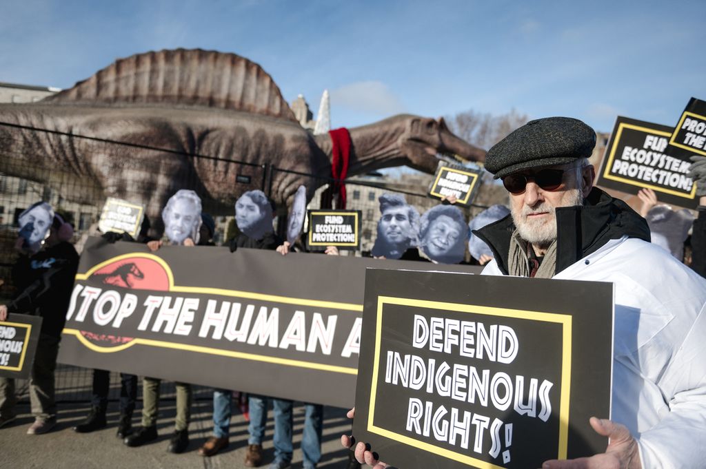 Aktor James Cromwell (kanan) dan pengunjuk rasa mengangkat tanda di Pelabuhan Tua Montreal selama Konferensi Keanekaragaman Hayati Perserikatan Bangsa-Bangsa (COP15) di Montreal, Kanada, Kamis (15/12/2022).