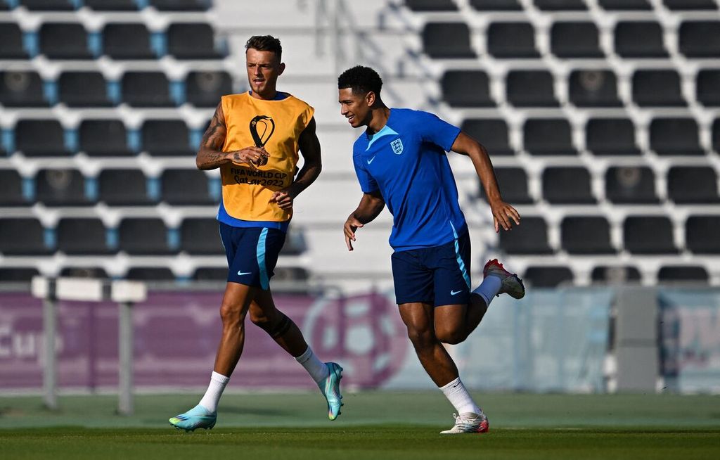 Bek Inggris, Ben White (kiri), dan gelandang Jude Bellingham mengikuti latihan bersama pemain Inggris lainnya di Stadion Al Wakrah, Kamis (24/11/2022). AS dan Inggris akan bertemu pada pertandingan kedua Grup B Piala Dunia Qatar 2022, Sabtu (26/11/2022) dini hari WIB.