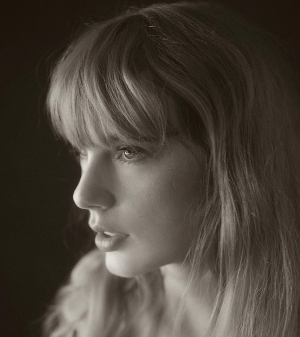 Taylor Swift berfoto untuk album barunya, <i>The Tortured Poets Department</i>.