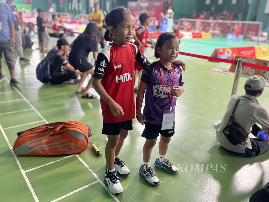 Maila Alfi Rahmah (kanan) dan Zhafira Raissa Rizqi Apta diminta berpose usai bertanding pada fase turnamen Audisi Umum PB Djarum di GOR Djarum, Kudus, Jawa Tengah, Rabu (5/7/2023).