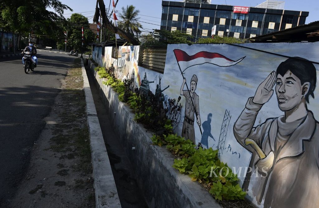 Sosok Panglima Besar Jenderal Sudirman pada mural di Jalan Pluit Raya III, Jakarta Utara, Jumat (31/7/2020). 