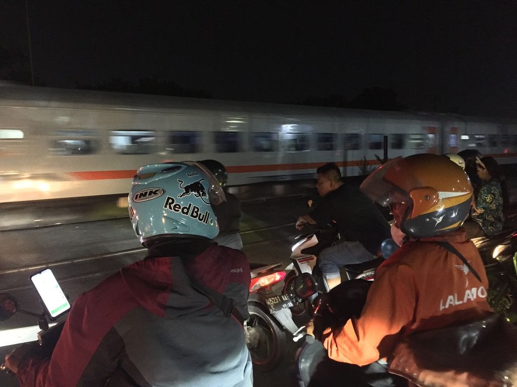 The atmosphere at the Waru Station crossing in Sidoarjo, East Java, on Monday (11/12/2023) night. Increased community mobility during the holiday season, which coincides with Christmas and New Year, also increases the risk of train crossing accidents.