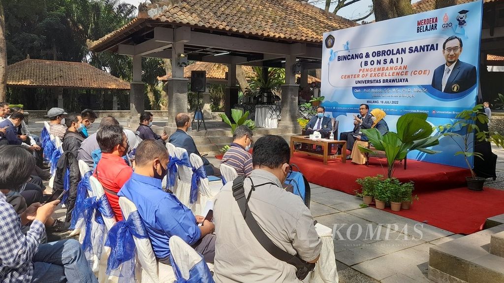 Rektor Universitas Brawijaya, Malang, Widodo berbicara di hadapan pimpinan dan awak media dalam acara Bincang dan Obrolan Santai di kampus itu, Senin (18/7/2022).