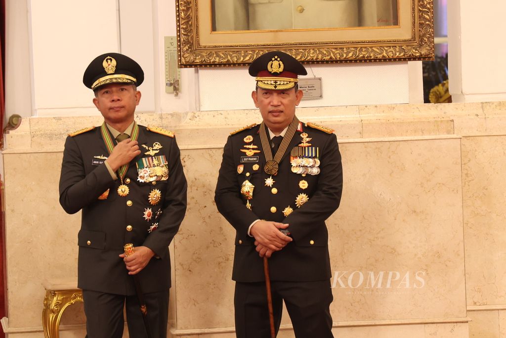 Panglima TNI Jenderal Agus Subiyanto (kiri) dan Kapolri Jenderal (Pol) Listyo Sigit Prabowo menghadiri penganugerahan tanda jasa dan kehormatan kepada 64 tokoh oleh Presiden Joko Widodo di Istana Negara, Jakarta, Rabu (14/8/2024).  