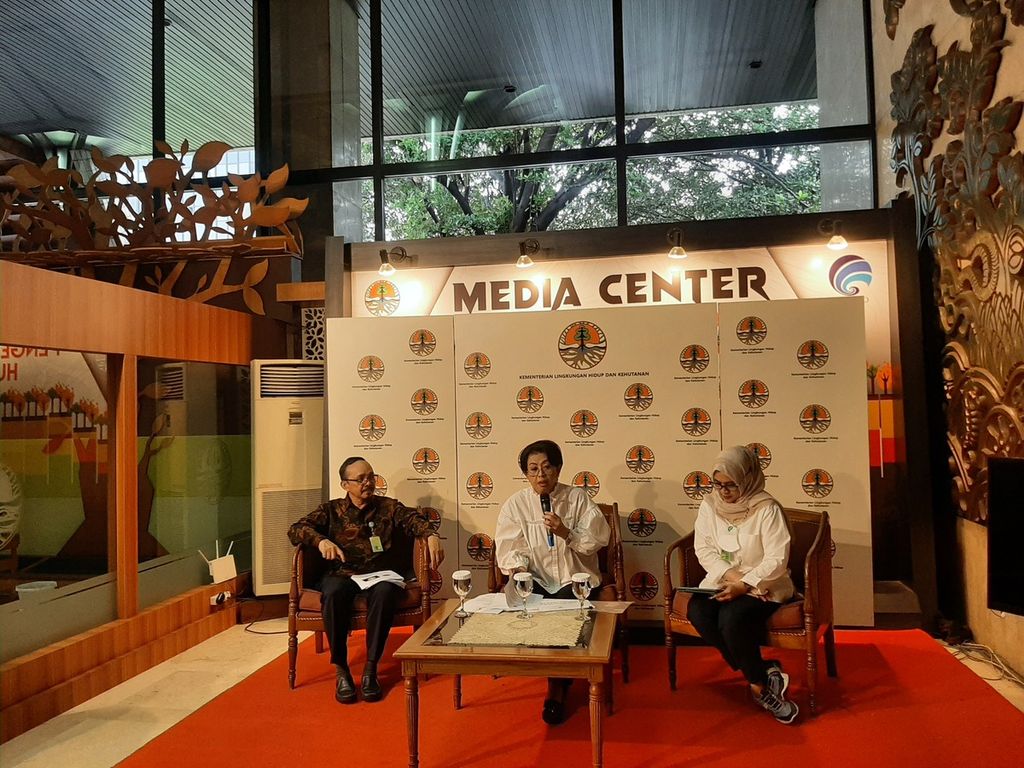 Direktur Jenderal Pengelolaan Sampah, Limbah, dan Bahan Beracun Berbahaya (PSLB3) Kementerian Lingkungan Hidup dan Kehutanan (KLHK) Rosa Vivien Ratnawati saat konferensi pers di Kantor KLHK, Jakarta, Rabu (1/2/2023).