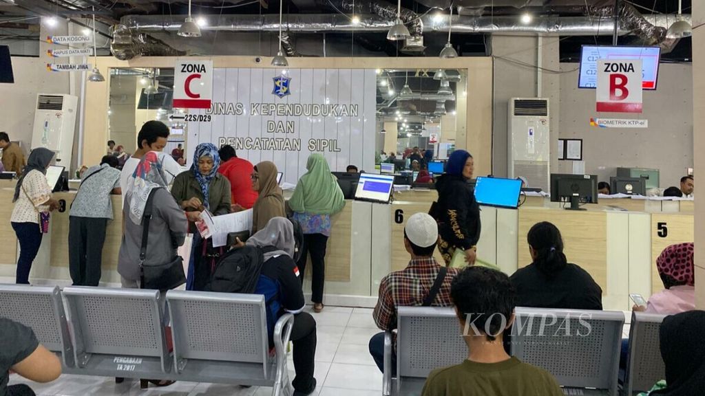 Sejumlah warga mengurus dokumen kependudukan di loket Dinas Kependudukan dan Pencatatan Sipil yang terletak di Mal Pelayanan Publik Siola, Surabaya, Rabu (26/2/2020).